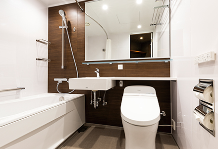 A 140cm-wide bath room decorated with earth tones
